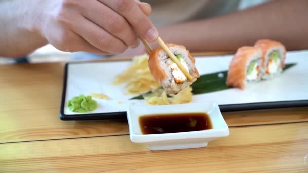 Omul Mănâncă Sushi Tempura — Videoclip de stoc