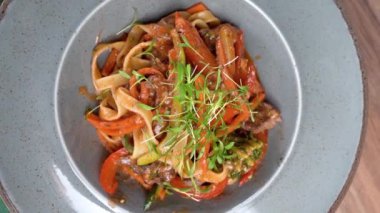 Dana eti ve sebzeli Tagliatelle