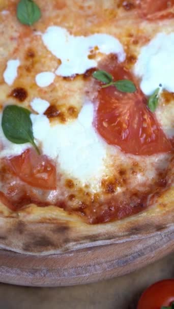 Una Deliciosa Rebanada Pizza Margherita Con Mozzarella Fresca Albahaca Fragante — Vídeo de stock