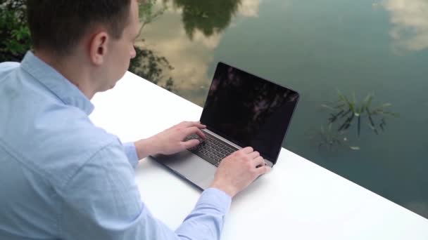 ノートパソコンのキーボードで入力する手のクローズアップ — ストック動画