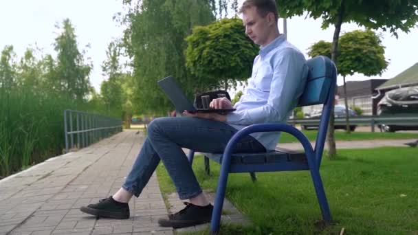 Man Arbetar Med Bärbar Dator När Han Sitter Bänk Vid — Stockvideo
