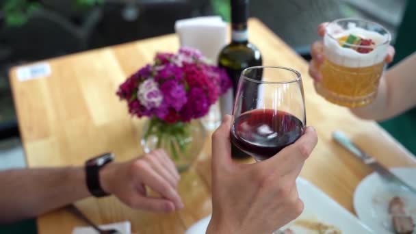 Los Visitantes Del Restaurante Tintinean Copas Vino Cóctel Alcohólico Primer — Vídeo de stock