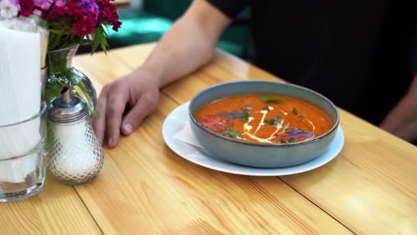 Κοντινό Πλάνο Μιας Όμορφα Προετοιμασμένης Ντοματόσουπας — Αρχείο Βίντεο