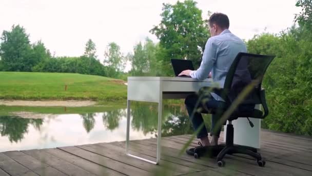Чоловік Працює Офісним Столом Природі Біля Річки — стокове відео