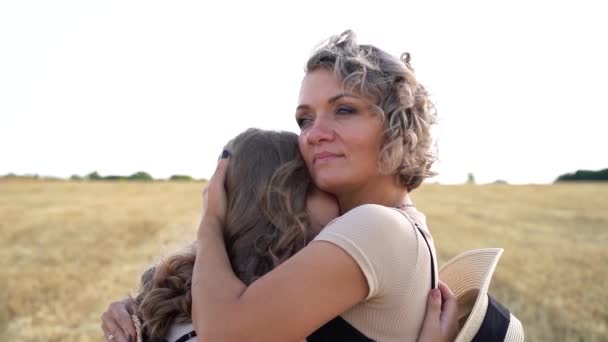 Улыбающаяся Мать Обнимает Свою Дочь Крупным Планом — стоковое видео