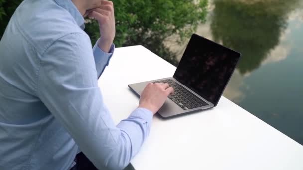 Close Van Handen Typen Laptop Toetsenbord — Stockvideo