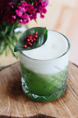 Bir restoranda fesleğen ezmesi kokteyli