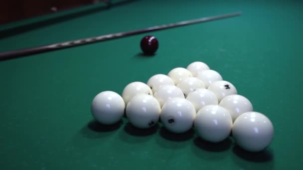 Witte Biljartballen Vorm Van Een Driehoek Met Cijfers Een Pooltafel — Stockvideo