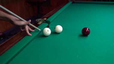 Bir adam bilardo oynuyor