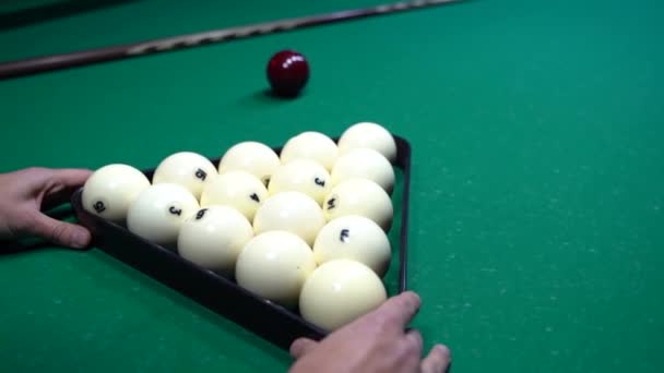 Bola Biliar Putih Dalam Bentuk Segitiga Dengan Angka Atas Meja — Stok Video