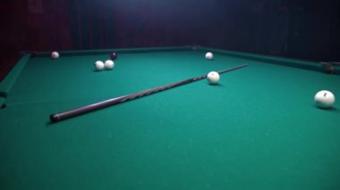 Bilardo konsepti, toplar ve ıstaka atmosferik odadaki bilardo kulübünde dumanlı.