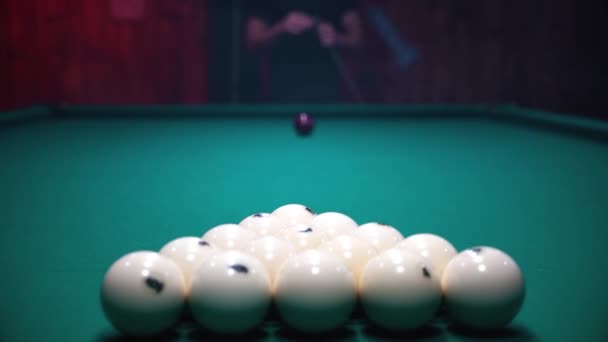 Närbild Biljardbollar Form Triangel Ett Biljardbord Med Cue — Stockvideo