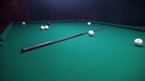 Biljartconcept Ballen Keu Tafel Poolclub Sfeervolle Kamer Met Rook — Stockvideo