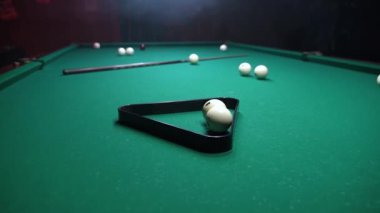 Bilardo toplarını bilardo masasının üzerinde üçgen şeklinde kapat.
