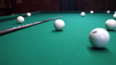 Bilardo toplarını bilardo masasına yakın tut.