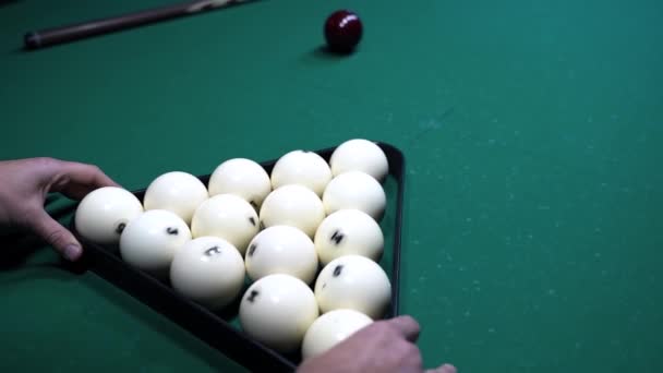 Witte Biljartballen Vorm Van Een Driehoek Met Cijfers Een Pooltafel — Stockvideo