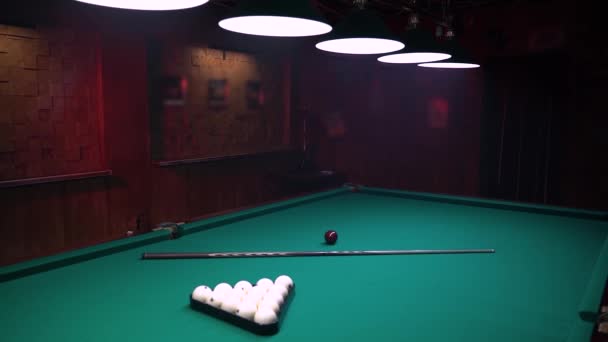 Μπιλιάρδο Έννοια Μπάλες Και Cue Στο Τραπέζι Στο Pool Club — Αρχείο Βίντεο
