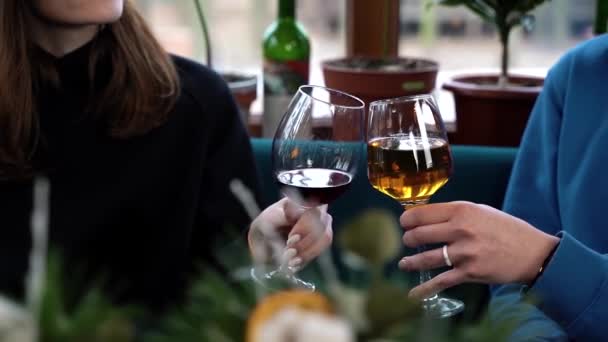 Dva Přátelé Popíjejí Víno Restauraci — Stock video