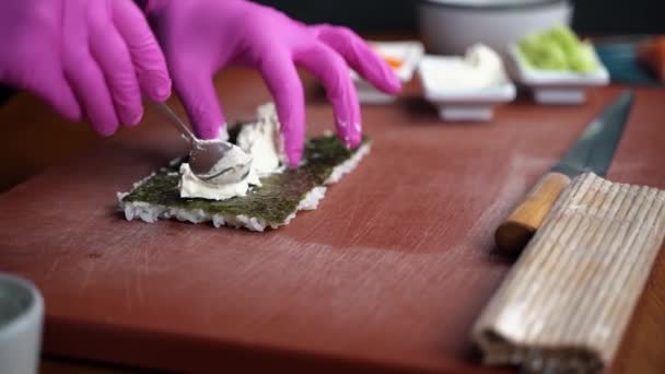 Chef Prepara Sushi Restaurante — Vídeo de Stock