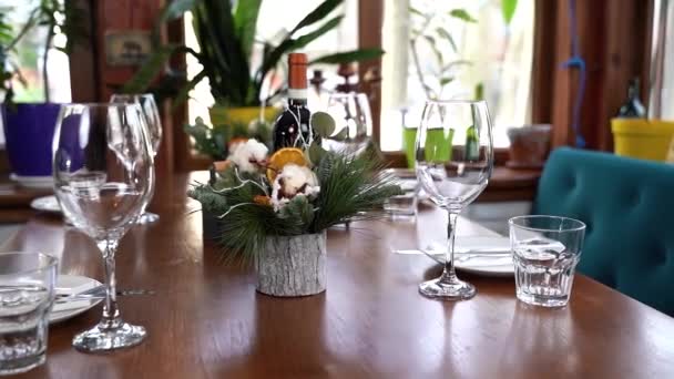 Egy Asztal Egy Étteremben Díszítéssel — Stock videók