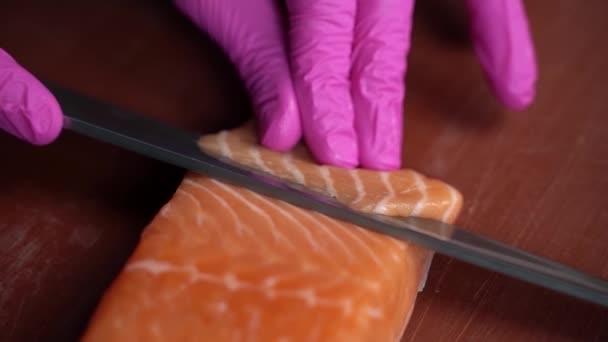 Primer Plano Del Chef Maestro Rebanando Pescado Rojo Para Sushi — Vídeos de Stock