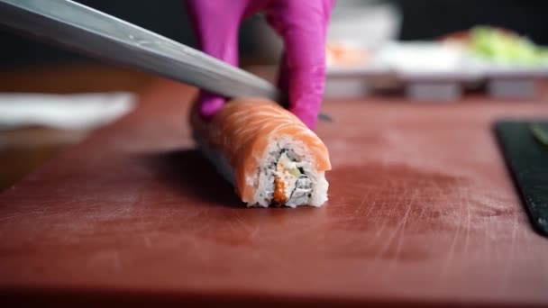 Chef Começa Cozinhar Sushi — Vídeo de Stock