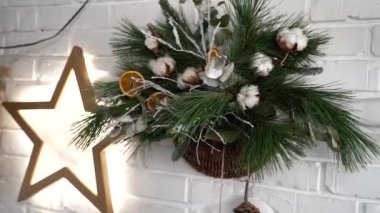 Restoranda süslemeli bir masa.