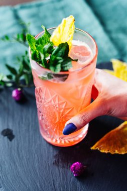 Lokantada güzel bir alkollü kokteyl servis edildi.