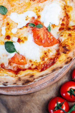 Lezzetli bir dilim margherita pizza taze mozzarella, mis kokulu fesleğen ve baharatlı parmesan peyniri.