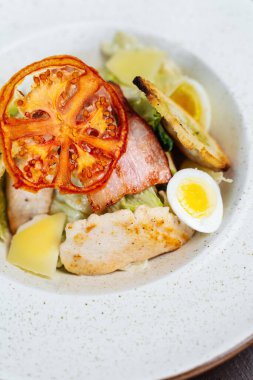 Bir restoranda Sezar salatası yakın plan.