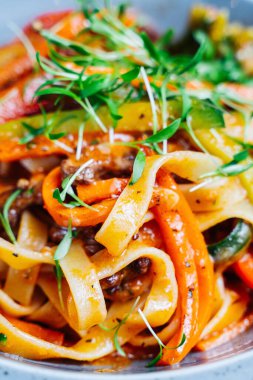 Dana eti ve sebzeli tagliatelle yakın plan.