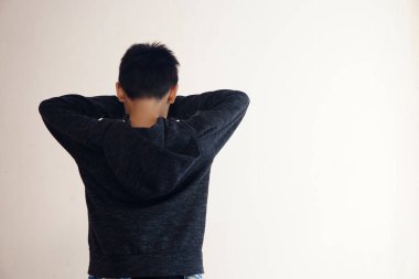 Arkaya bakan çocuk ağlıyor, yüzü duvara dönük. Çocuklukta depresyon, endişe, korku ve yalnızlık. Üzgün çocuk zorbalığa uğradı, terk edildi ya da cezalandırıldı. Duygusal oyunculuk.        