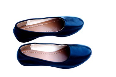 Beyaz arka planda izole edilmiş, kadın için parlak siyah ayakkabılar. Konsept, resmi ve kibar ayakkabılar kadınların işe, okula, üniversiteye gitmesi için. Kostüm, üniforma, moda..  