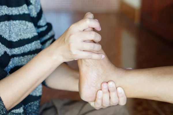 Närbild Kvinna Händer Massage Patientens Fot Begreppet Hälsovård Första Hjälpen — Stockfoto