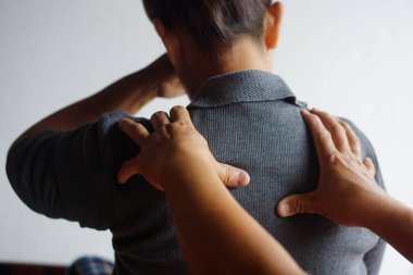 Kapalı eller masaj yapan kadının omuzları. Konsept, sağlık hizmeti. Yaşlı sağlık sorunları, sırt ağrısı ve omuz ağrısı. Rahatlama sendromuna masaj. Vücut terapisi. Fizyoterapi.     