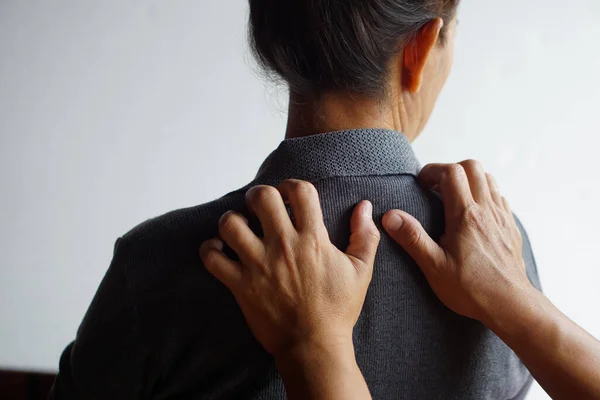 Gros Plan Mains Massage Des Épaules Femme Concept Soins Santé — Photo