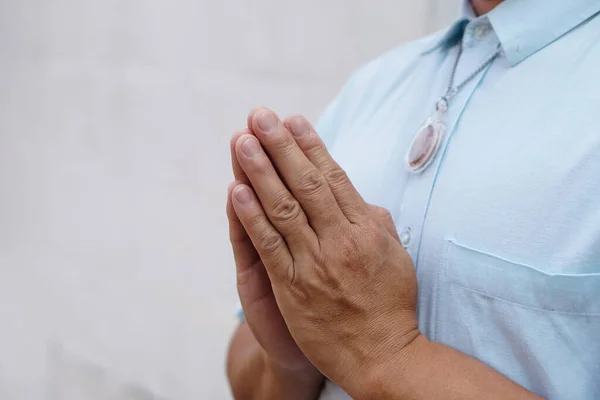 Κοντινό Πλάνο Άνθρωπος Μπλε Πουκάμισο Φοράει Φυλακτό Του Βούδα Προσεύχεται — Φωτογραφία Αρχείου