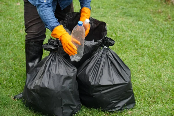Nahaufnahme Müllsammler Arbeiter Hände Halten Plastikflaschen Schwarzen Müllsäcken Zum Recyceln — Stockfoto
