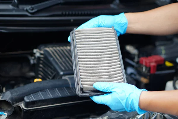 Closeup Mechanic Hands Hold Air Filter Pad Car Engine Check — Stock Photo, Image