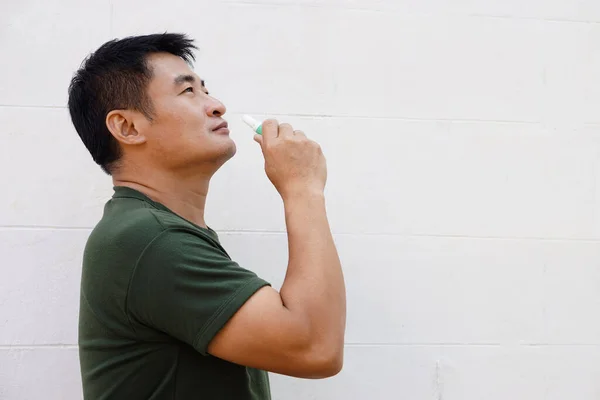 Hombre Asiático Utiliza Inhalador Para Oler Para Aliviar Los Síntomas — Foto de Stock