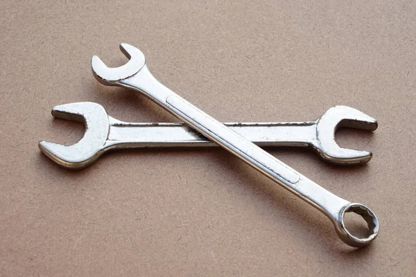 Dva Kovové Klíče Izolované Hnědé Koncept Údržbář Mechanické Nářadí Spanners — Stock fotografie