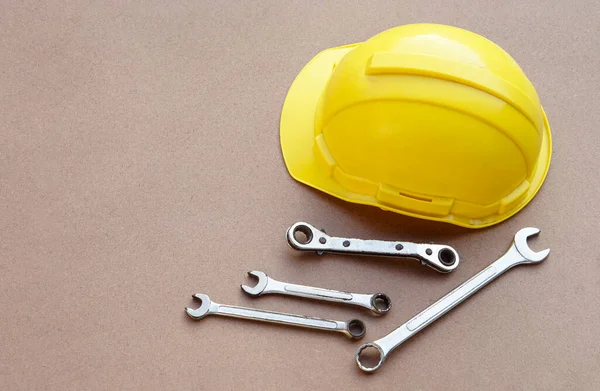 Yellow Helmet Wrenches Brown Background Concept Handyman Mechanic Tools Equipment — Stock Photo, Image