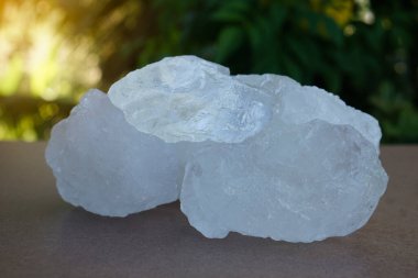 Kristal berrak alum taşları ya da doğal arka plan üzerinde potasyum alum. Güzellik ve kaplıca tedavisi için kullanışlı. Koltuk altlarındaki vücut kokusunu deodorant olarak kullanıp suyu berrak hale getirmek için kullanılır.. 