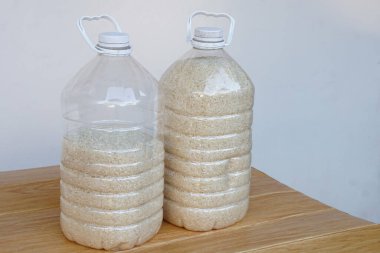 Toz ve böceklerden korunmak için içinde pirinç taneleri bulunan iki plastik şişe. DIY. Konsept, plastik şişeyi tekrar kullan. Sıfır atık. 