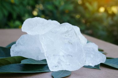 Kristal berrak alum taşları ya da doğal arka plan üzerinde potasyum alum. Güzellik ve kaplıca tedavisi için kullanışlı. Koltuk altlarındaki vücut kokusunu deodorant olarak kullanıp suyu berrak hale getirmek için kullanılır..        