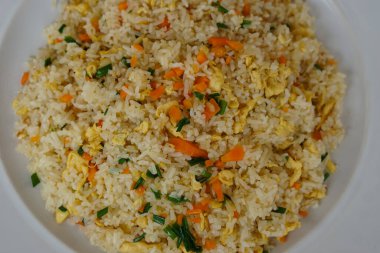 Yakın çekim Tayland ev yapımı kızarmış pirinç yemeği, karışık yumurta, havuç ve taze soğan. Geleneksel Tayland yemekleri. Kolay ve popüler menü, evde ve restoranda yemek pişirebilir..  