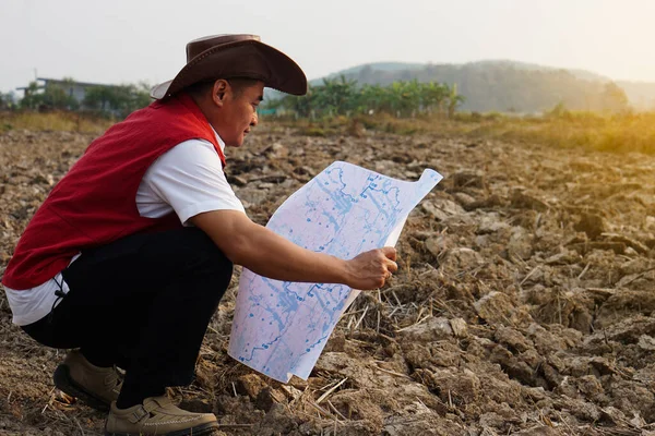 Asian Man Explorer Wears Hat Red Vest Shirt Holds Map — Stockfoto