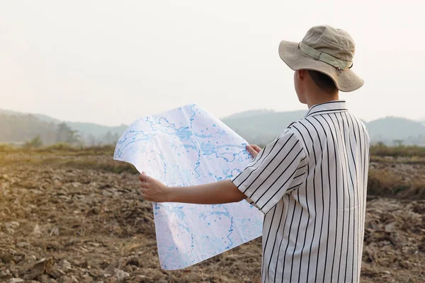 Asiatisk Ung Pojke Bär Hatt Håller Kartan För Att Utforska — Stockfoto