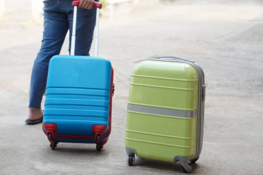 Tekerlekli bavul. Bagaj. Trolley seyahat çantaları. Seyahat için bavullar. Konsept, yolculuk, gezi, tur, yolculuk için gerekli malzemeler.  