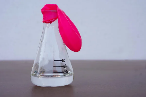 科学实验 扁平粉色气球 顶部没有空气透明的测试瓶子 应用小苏打和葡萄酒进行空气或气体反应实验的第一步 科学教育概念 — 图库照片